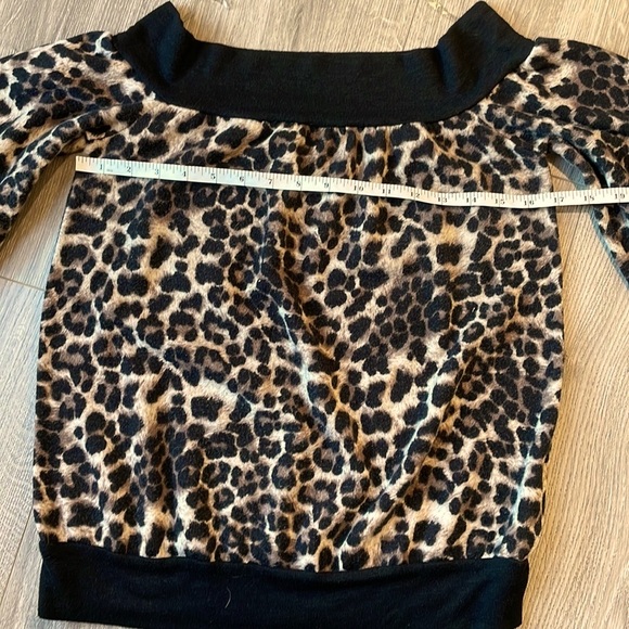 COCO & MAIN Animal Printed top with rounded on off the shoulder neckline. - Picture 6 of 9